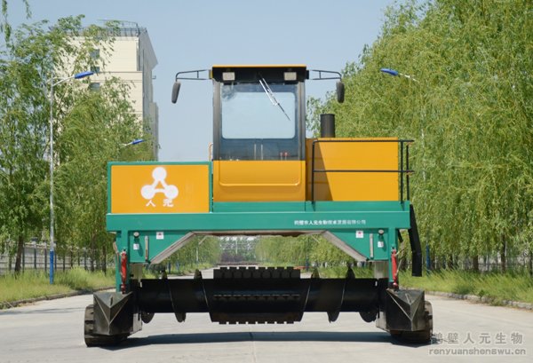 大型履帶式翻堆機(jī)_RYFD3000型履帶式翻堆機(jī)試機(jī)