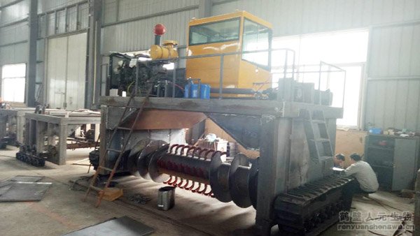 RYFD3500型履帶液壓式翻堆機生產車間2