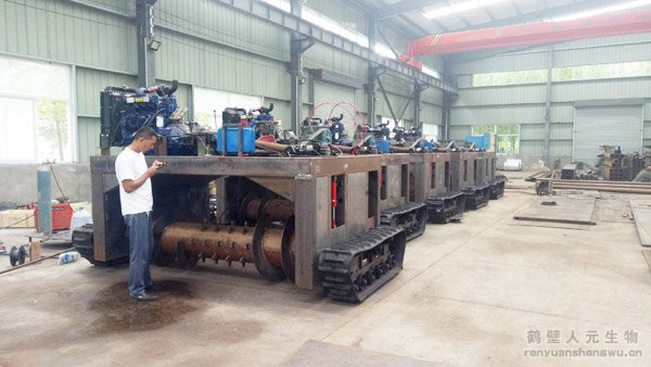 RYFD3500型履帶液壓式翻堆機生產車間3