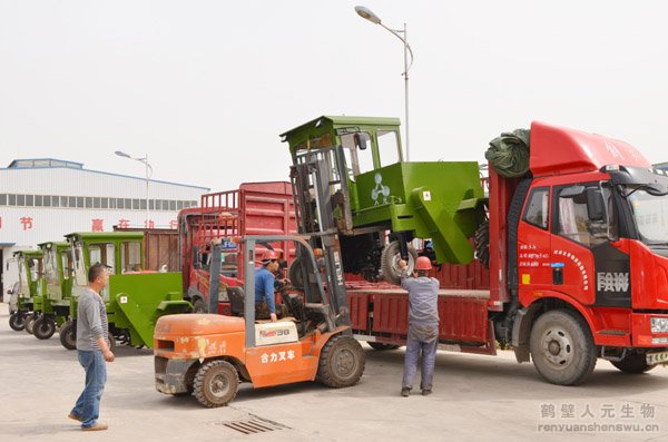 湖北用戶訂購的RYFD35型地面翻堆機(jī)裝車現(xiàn)場2
