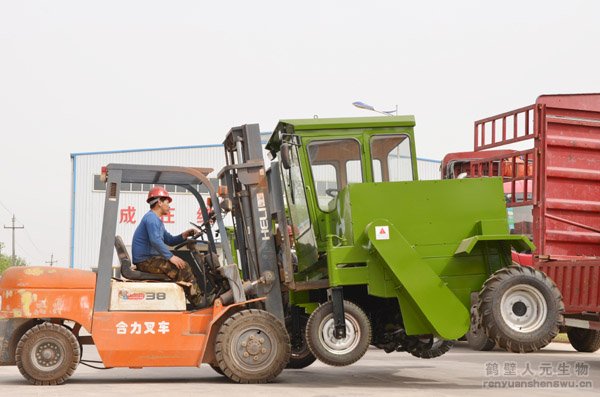 湖北用戶訂購的RYFD35型地面翻堆機(jī)裝車現(xiàn)場3