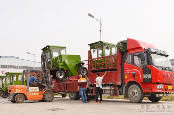 湖北用戶訂購的RYFD35型地面翻堆機(jī)裝車現(xiàn)場4