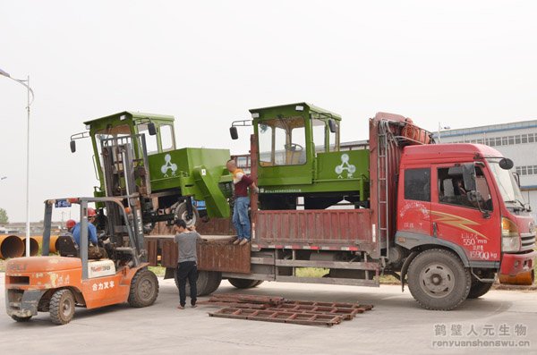 湖北用戶訂購的RYFD35型地面翻堆機(jī)裝車現(xiàn)場5