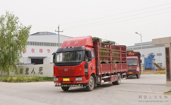 湖北用戶訂購的有機(jī)肥設(shè)備裝車完畢