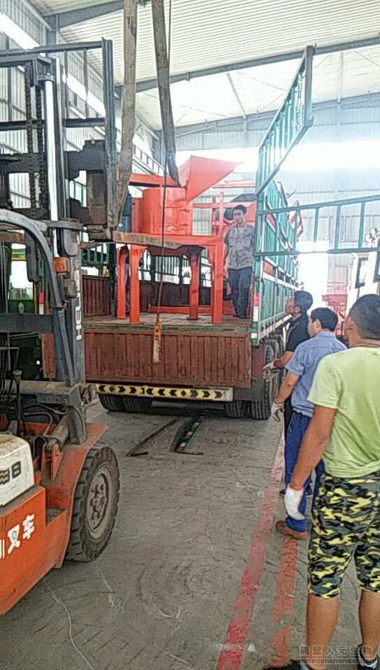 宿遷有機肥設備發(fā)貨-粉碎機裝車