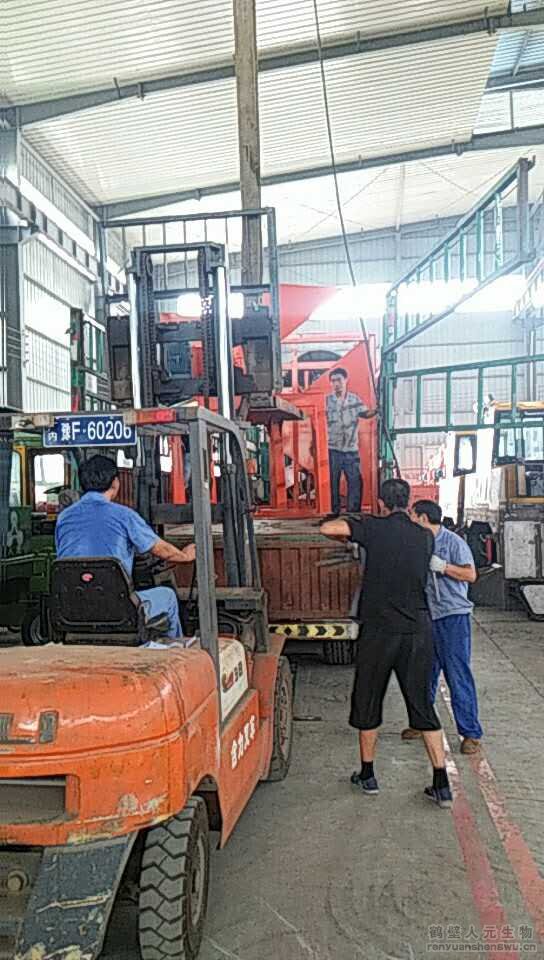 宿遷有機肥設備發(fā)貨裝車現(xiàn)場