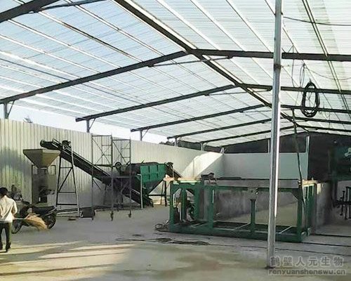 有機肥發(fā)酵生產(chǎn)線安裝完畢-員工清理現(xiàn)場