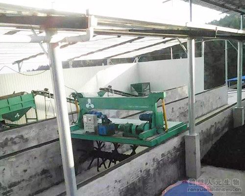 湖南新客戶有機肥生產(chǎn)線設(shè)備-3米整槽式翻拋機安裝現(xiàn)場