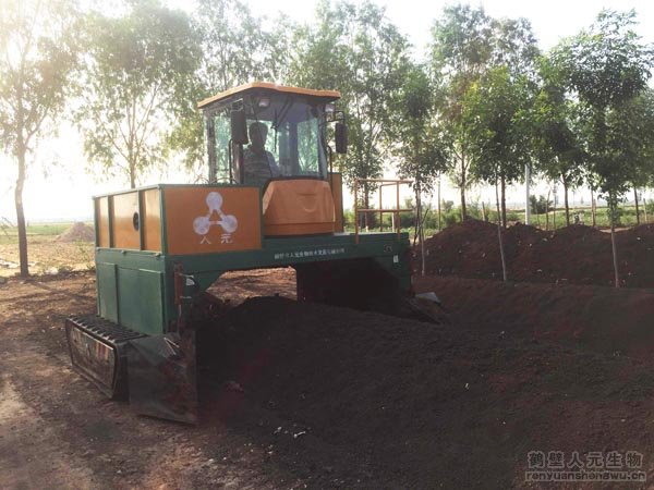 利用翻堆機(jī)發(fā)酵糞便的流程